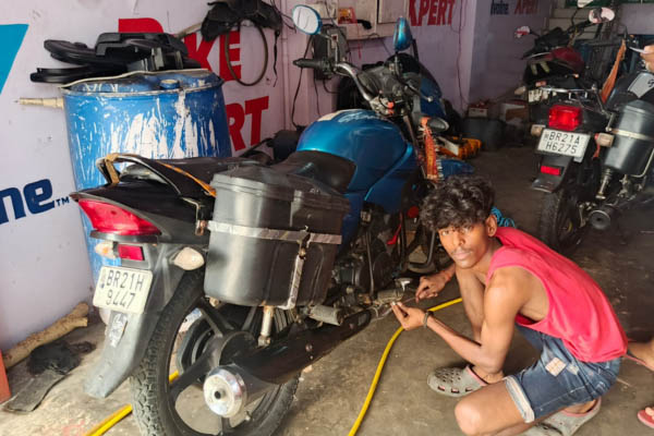 Chintu Mantu bike repairing and washing center Warisaliganj